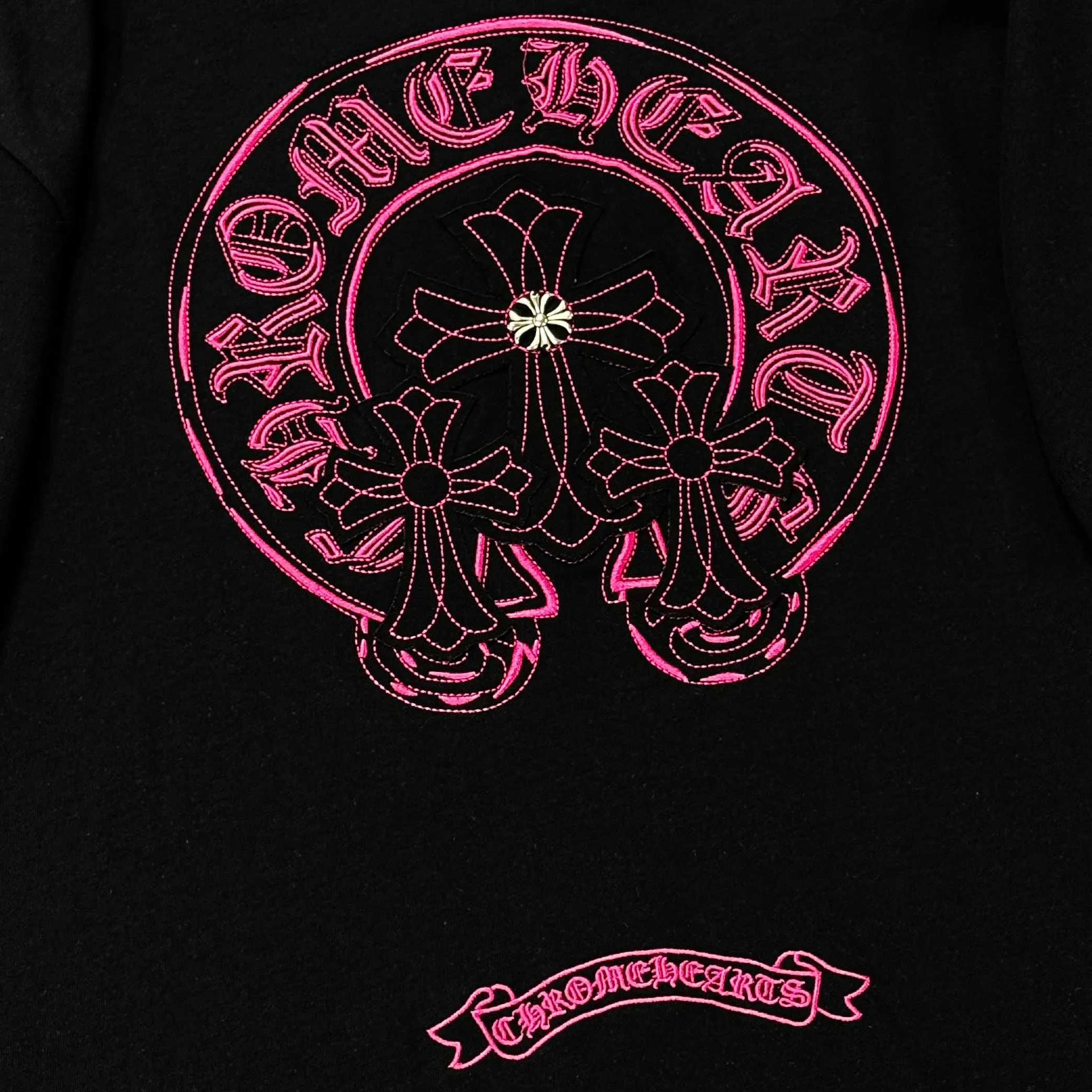 P180 Chrome Hearts 25 high-end versions. The fabric is made of 300 grams of high-density pure cotton. It does not deform or shrink. It has three labels. It is the same style for men and women. Technology: patch embroidery + original development hardware. Color: white, black. SIZE: S-XL.